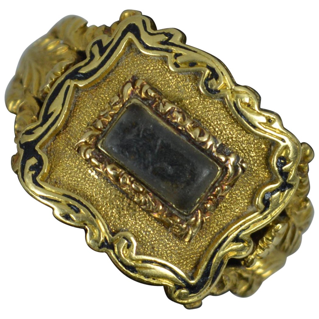 Georgian 18 Carat Gold Locket Mourning Signet Ring For Sale