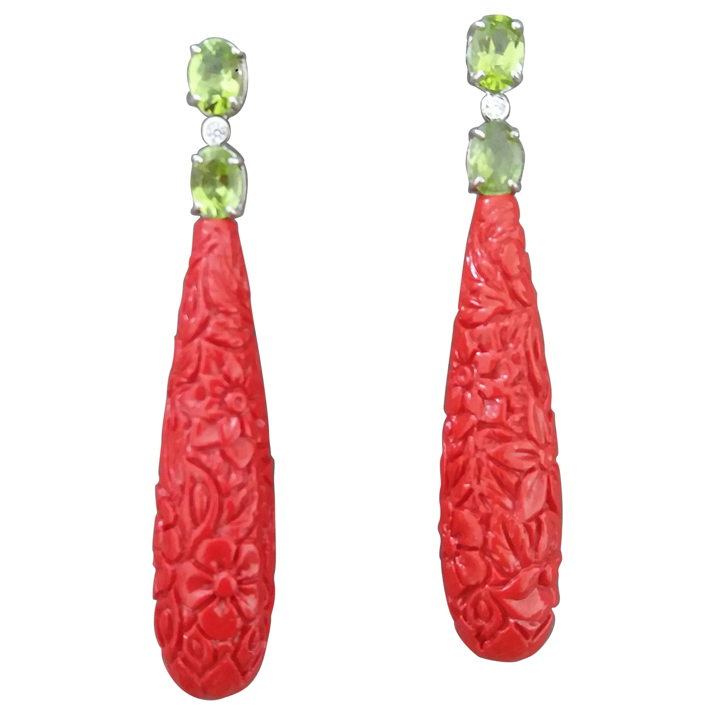 Boucles d'oreilles en goutte en or blanc avec péridots facettés et diamants sculptés en laque rouge de Chine