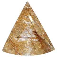 Pièce de collection en quartz rutile, taille triangulaire 198.2 carats