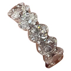 Bague d'éternité en or blanc 18 carats avec diamants taille ovale de 5,5 carats de Gem Jewelers Co. 