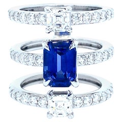 Anillo de oro de 18k con tres filas de diamantes y zafiros