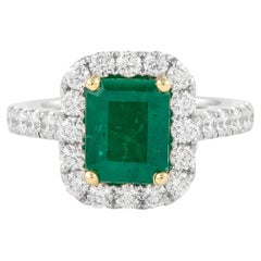 GIA 2.98 Carat Emerald and Diamond Halo Ring 18k Gold (Bague à halo d'émeraude et de diamant)