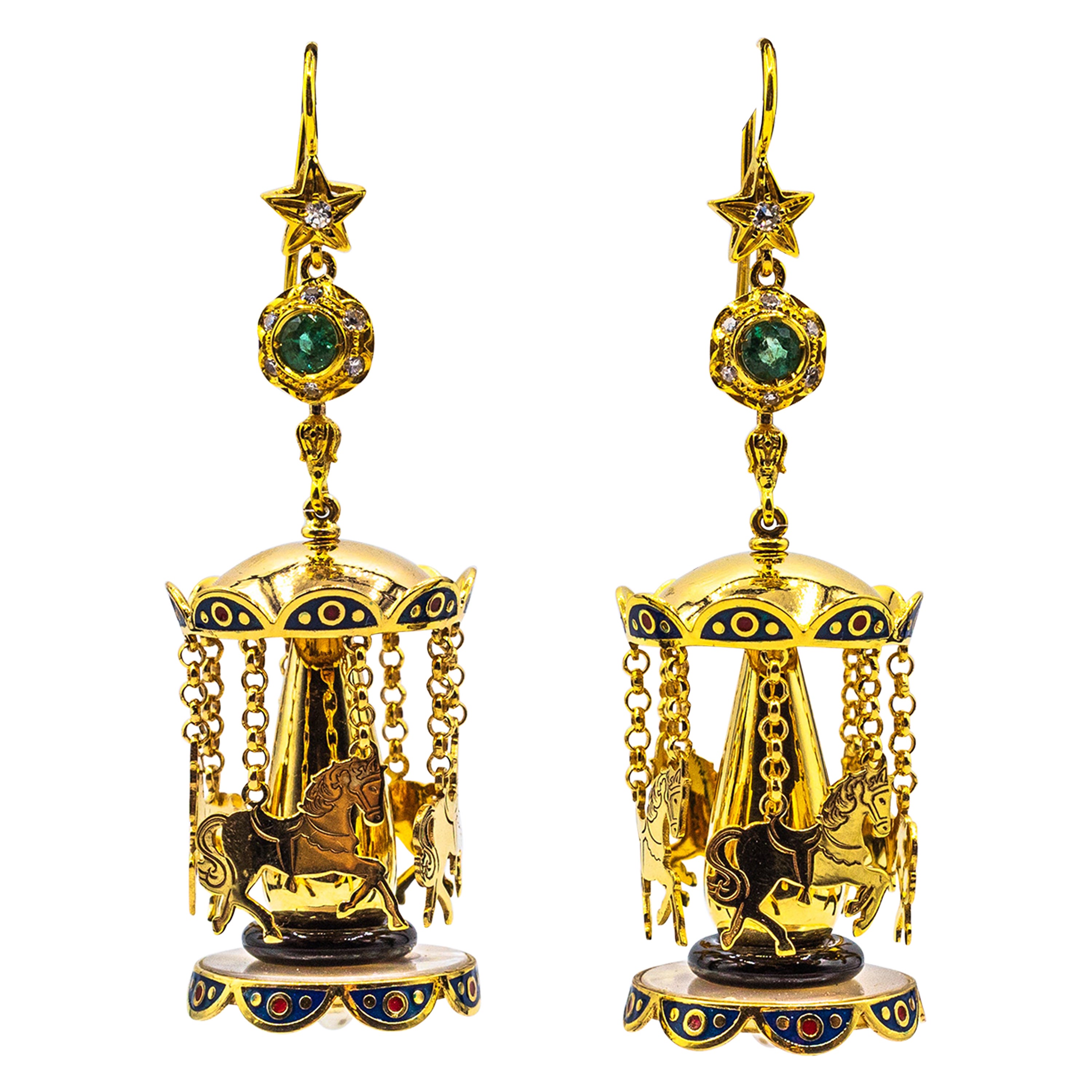 Clous d'oreilles « Carousel » en or jaune avec diamants blancs, émeraudes, onyx et perles d'émail