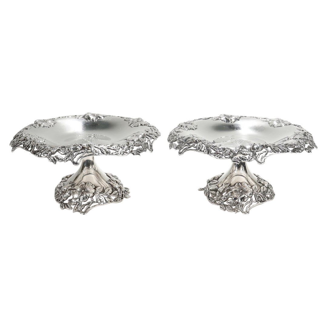 Paire d'objets Tiffany & Co. Compotes ou tazzas en argent sterling percés avec roses sauvages