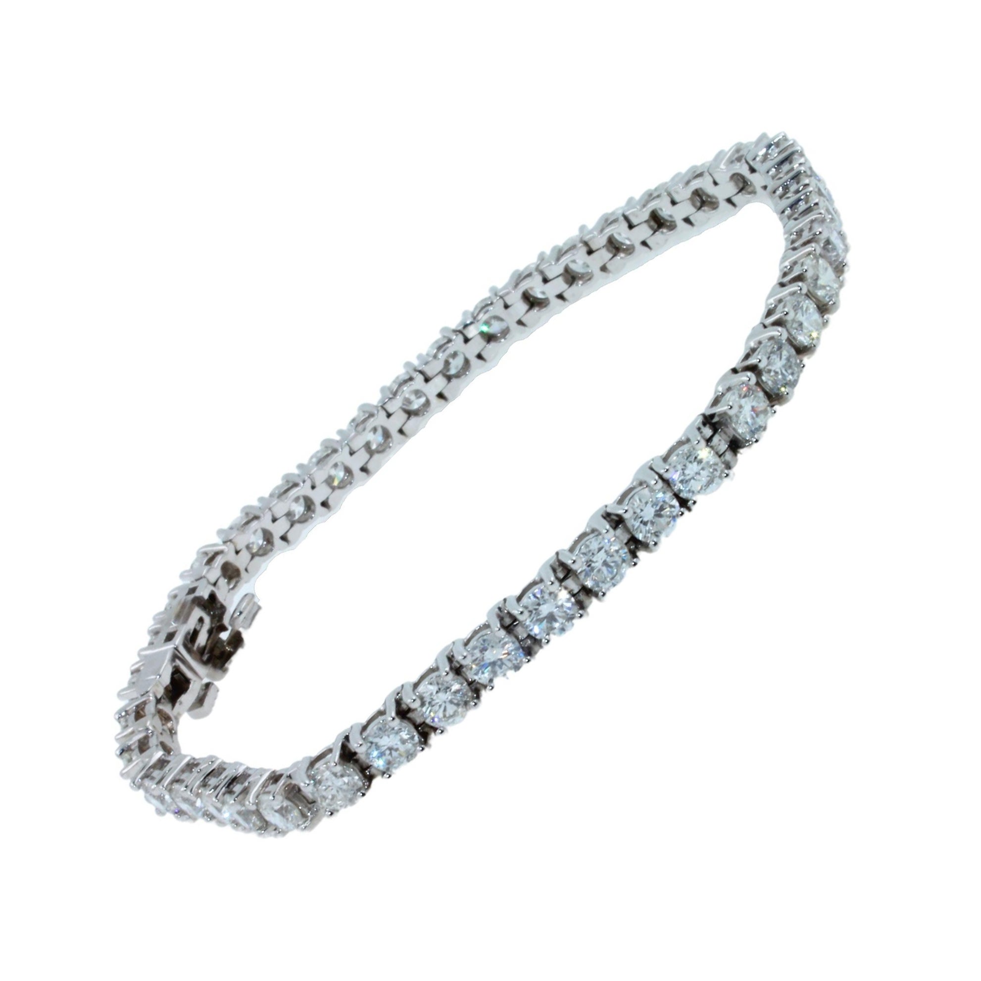 Bracelet ligne de tennis classique en or blanc 14 carats avec diamants de 5 carats en vente