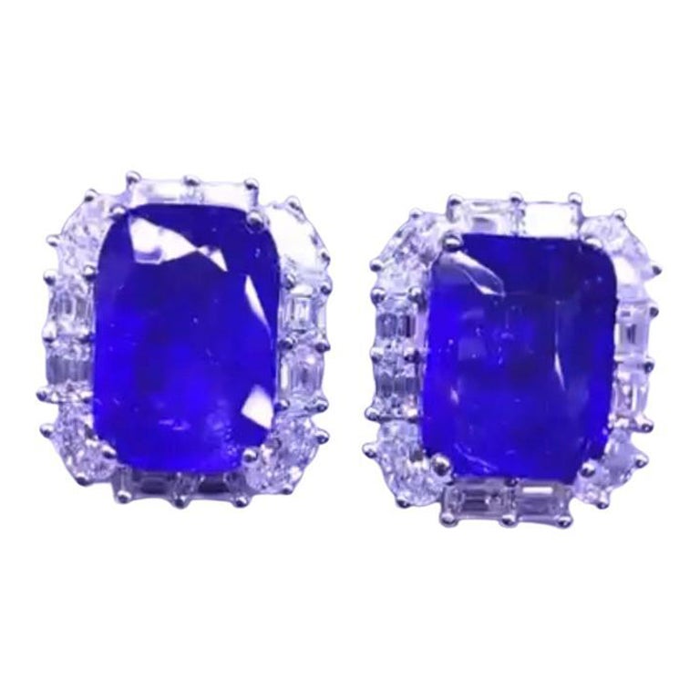 Amazing 18 Carats of Sapphires and Diamonds on Earrings For Sale