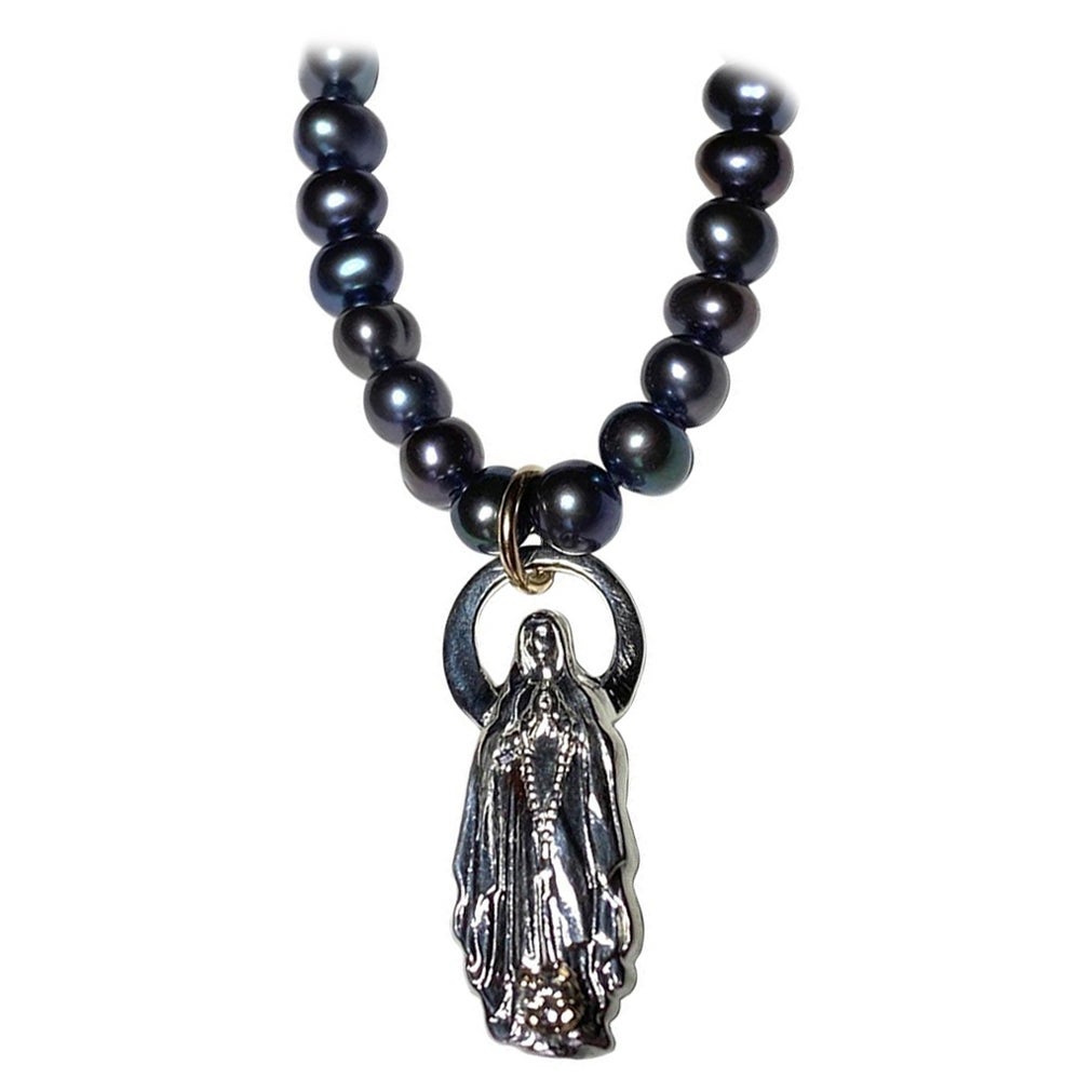 Collier pendentif J Dauphin en perles noires et diamants blancs avec médaille de la Vierge Marie