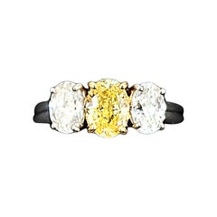 2,21 Karat GIA-zertifizierter dreisteiniger ovaler gelber und weißer Diamantring mit drei Steinen