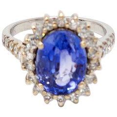 GIA Certified 4.99 Carat Ceylon Blue Sapphire Ring with Diamonds in 18k Gold (Bague saphir bleu de Ceylan certifié GIA de 4,99 carats avec diamants en or 18k)