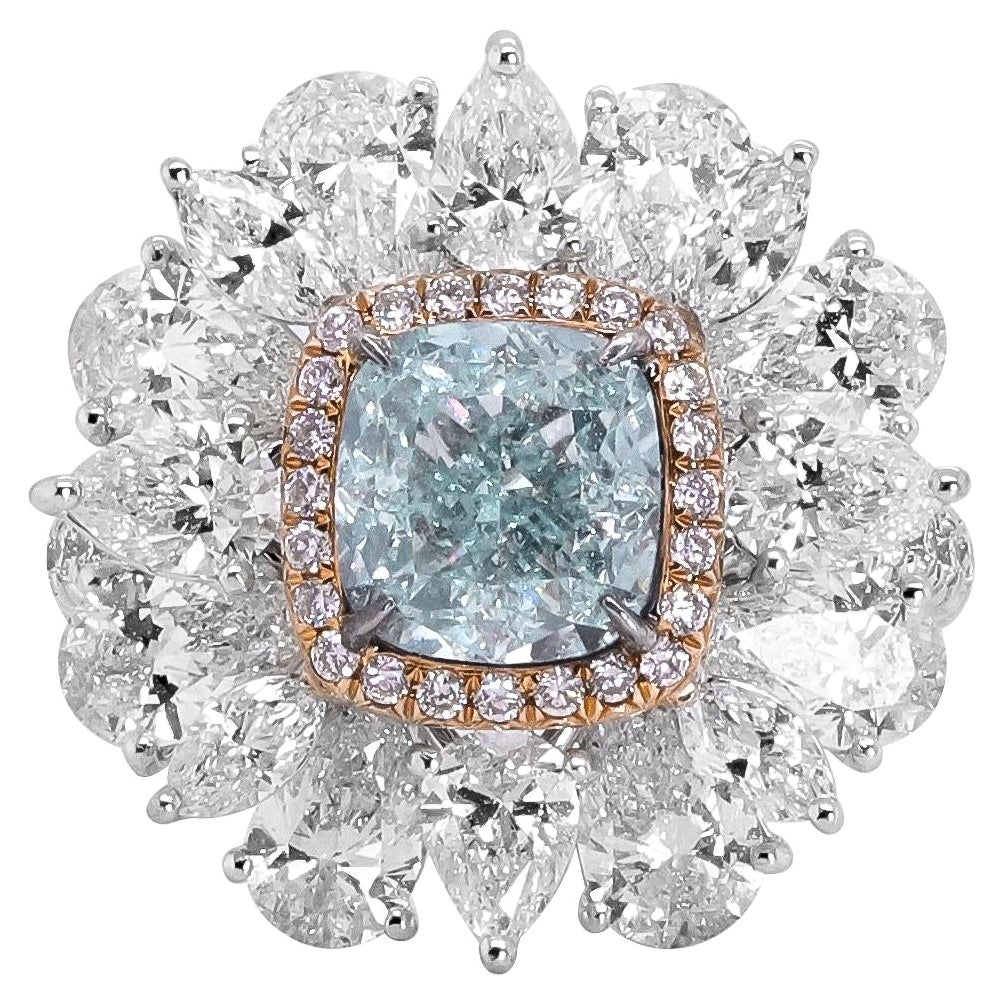 Bague classique en platine avec diamant bleu taille coussin et diamants roses et blancs