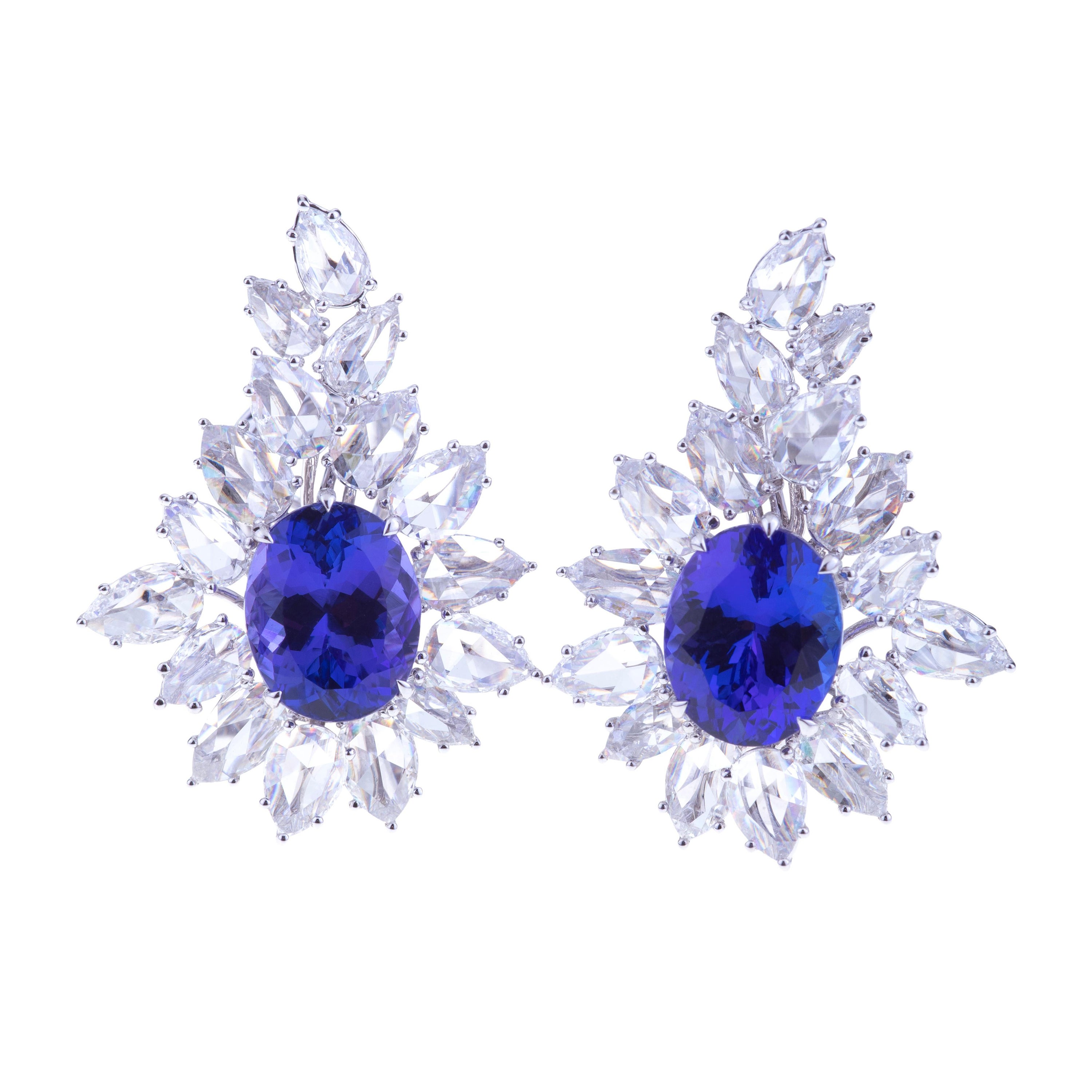 Boucles d'oreilles en or blanc et tanzanite bleue intense sélectionnée avec diamants - Bague assortie en vente