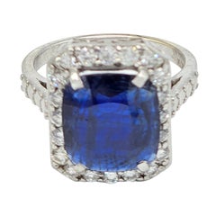 Natürlicher burmesischer blauer Saphir 5,50 Karat in 18 Karat Gold und Diamanten