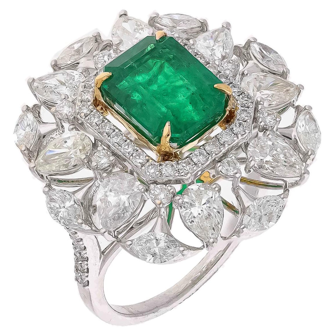 Natürlich  Zambianischer Smaragdring mit Diamant in 18 Karat Gold im Angebot