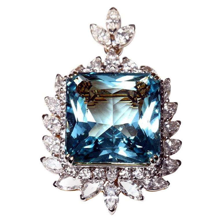 35.54 Carat Aquamarin 7.39 Carat Diamond Pendant, Brooch 18k Gold For Sale