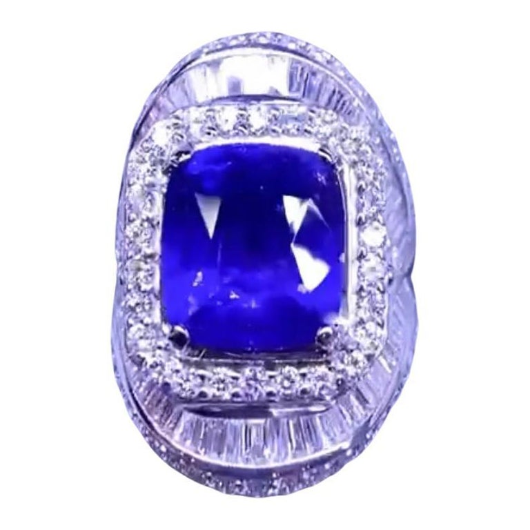 Gorgeous 12.50 Carats of Royal Blue Sapphire and Diamonds on Ring For Sale