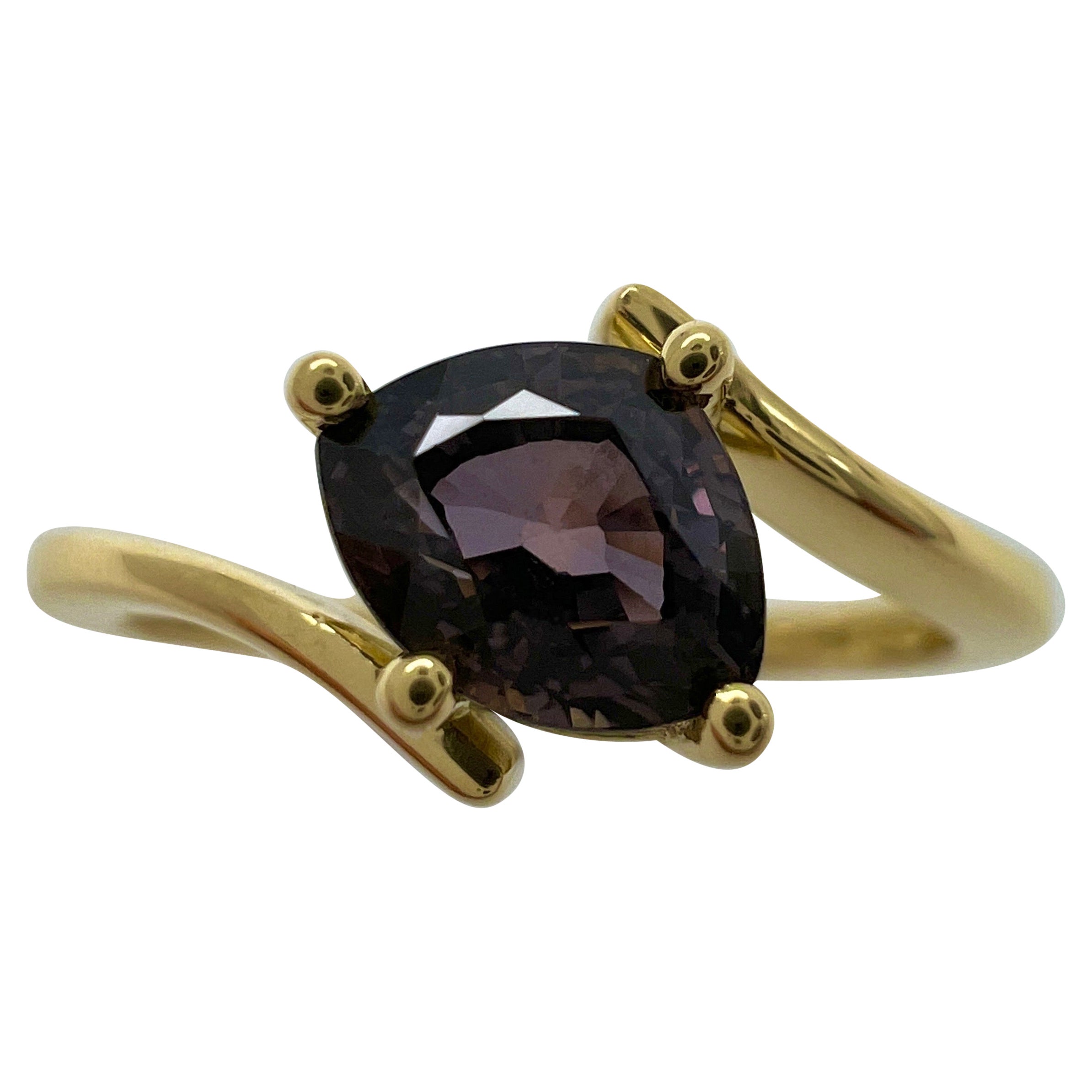 IGI 1.07 Carat Color Change Sapphire Pink Blue Purple Triangle Cut 18k Gold Ring For Sale
