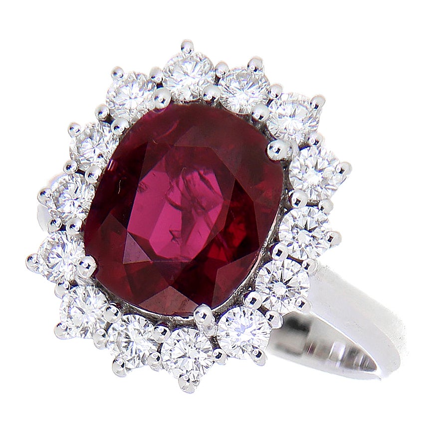 18Kt White Gold Kate Ring 3.71 ct Siam Ruby Cushion Cut 1.12 ct White Diamonds For Sale