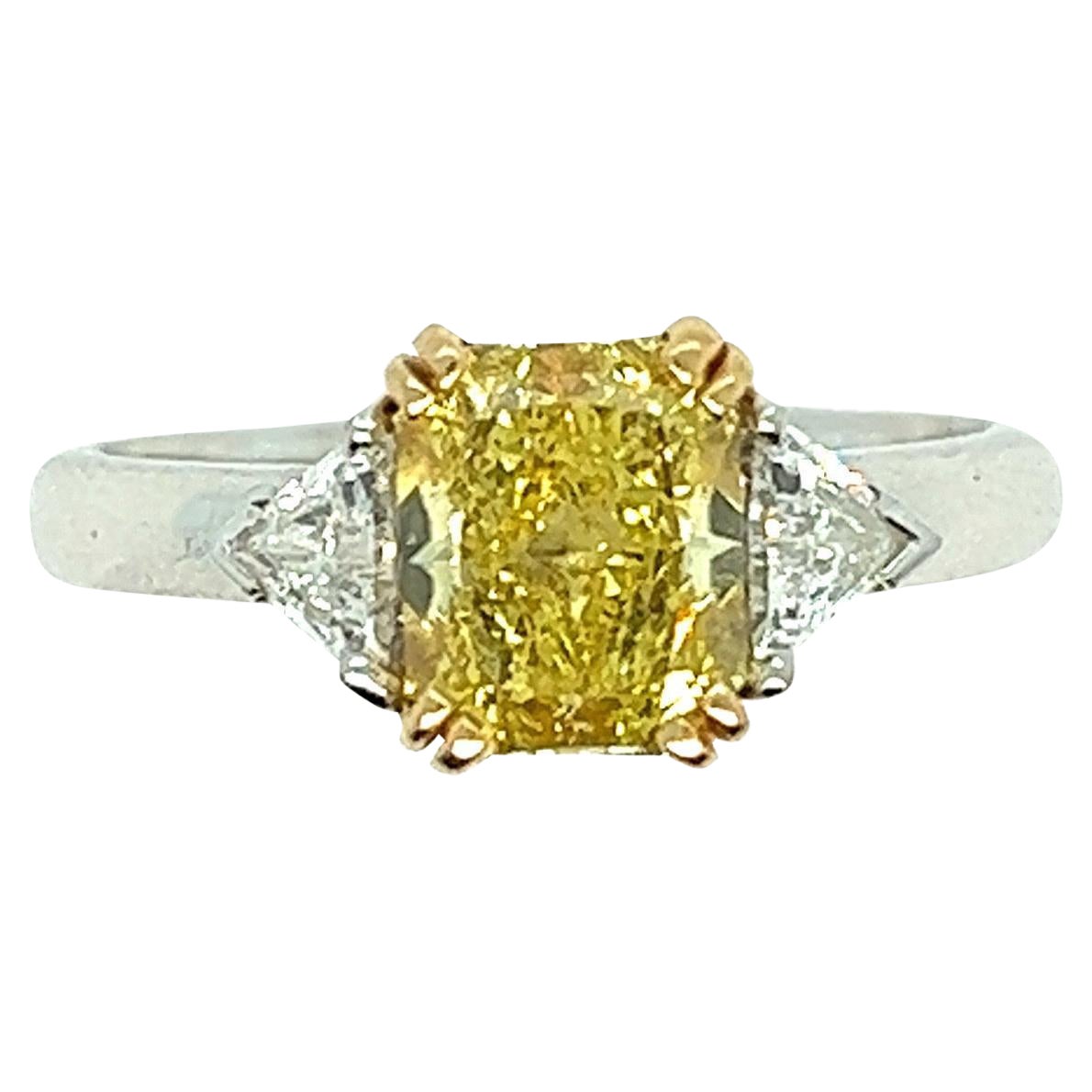 Bague de fiançailles française en or blanc 18 carats et diamants jaunes en vente