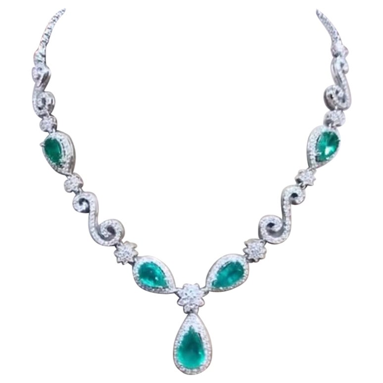 Gorgeous 15.00 Ct  of Emeralds 5.00 Diamonds on Necklace