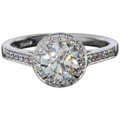 Tiffany & Co. - Bague de fiançailles en platine avec étreinte et halo en diamant de 1::06 carat