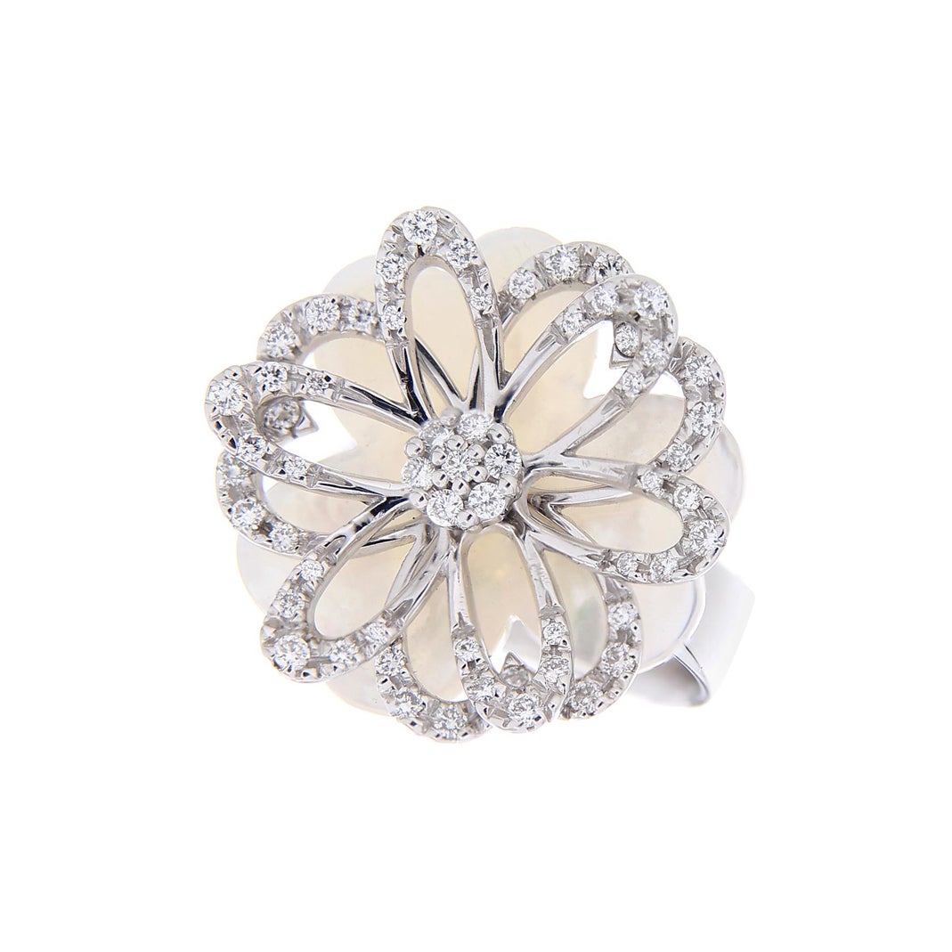 18kt White Gold Flower Ring Natural Mother of Pearl White Diamonds 0.58 Carat  For Sale