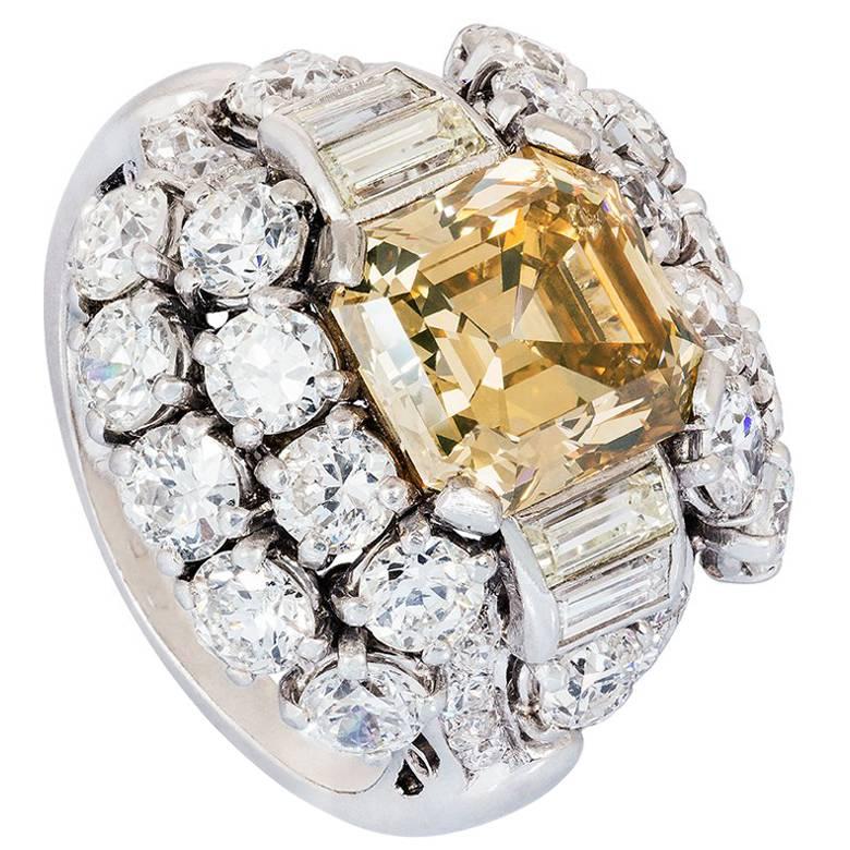 Cocktail-Cluster-Ring aus Platin mit gelbem und braunem Asscher-Diamant