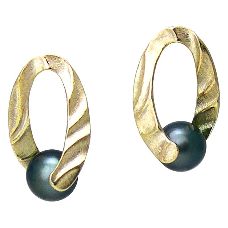 18 Karat Yellow Gold Holding You Earrings with Tahitian Pearl from K.Mita For Sale