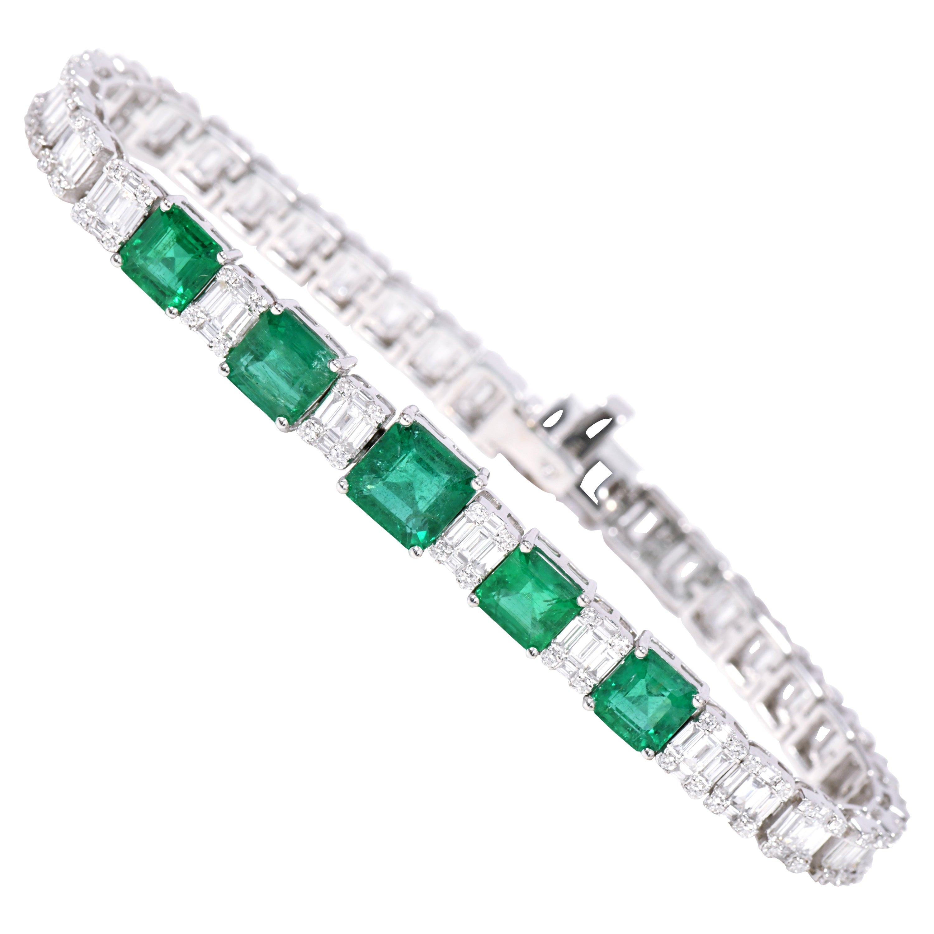 18 Karat White Gold 10.95 Carat Natural Emerald and Diamond Modern Bracelet For Sale