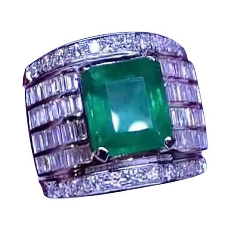Amazing Ring with 5.92 Carats of Emerald and Diamonds For Sale