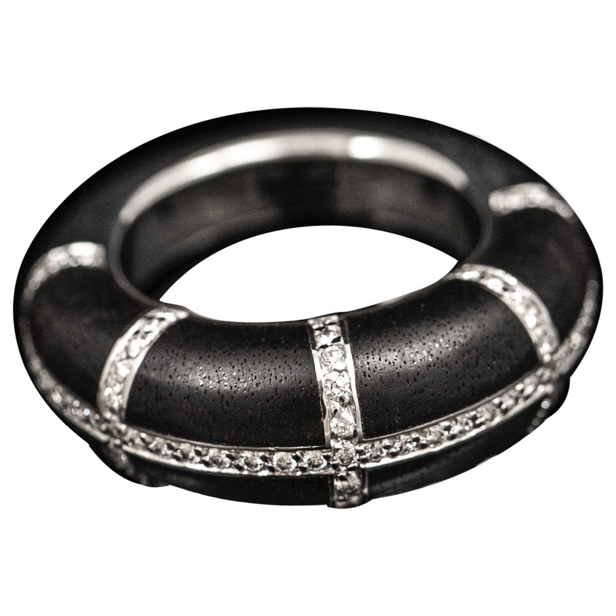 Chaumet Anneau Bague cocktail en or blanc 18 carats avec diamants et ébène noir, France, années 1990