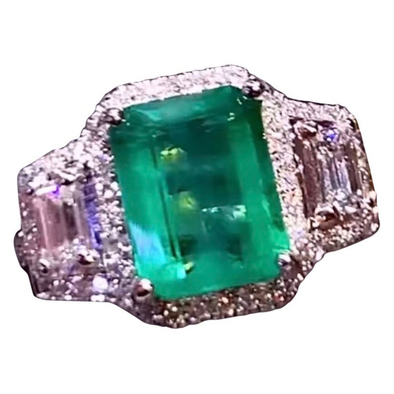 Art Decô Style with 4.47 Carats of Emerald and Diamonds on Ring For Sale