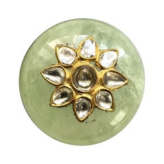 Beryl vert ancien 238.47 carats, pierre précieuse avec travail à la main en or 22 carats et diamants naturels