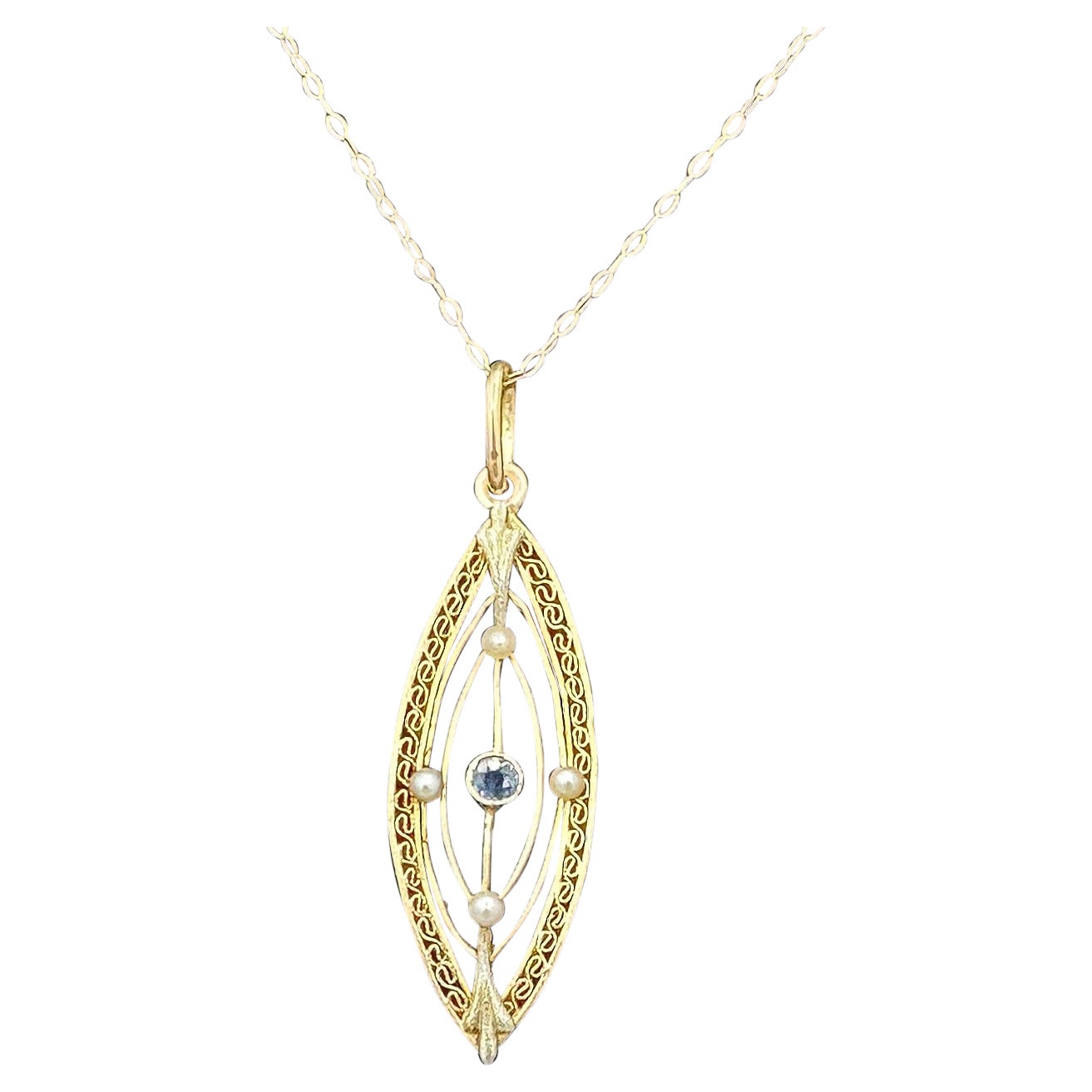 Collier lavallière en filigrane ancien de 14 carats avec pendentif en perles et saphirs Art déco