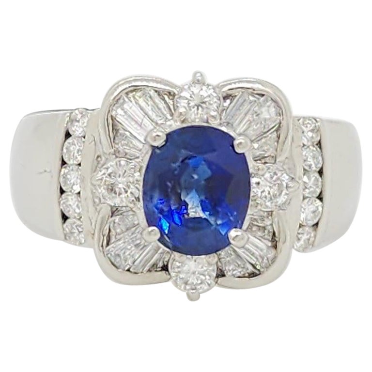 Anillo de Zafiro Azul Ovalado y Diamante Blanco en Platino