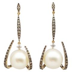 Boucles d'oreilles en or 18 carats avec perles des mers du Sud et diamants bruns
