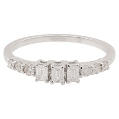 Bague en or blanc 18 carats avec diamants ronds et émeraudes Bijoux faits main