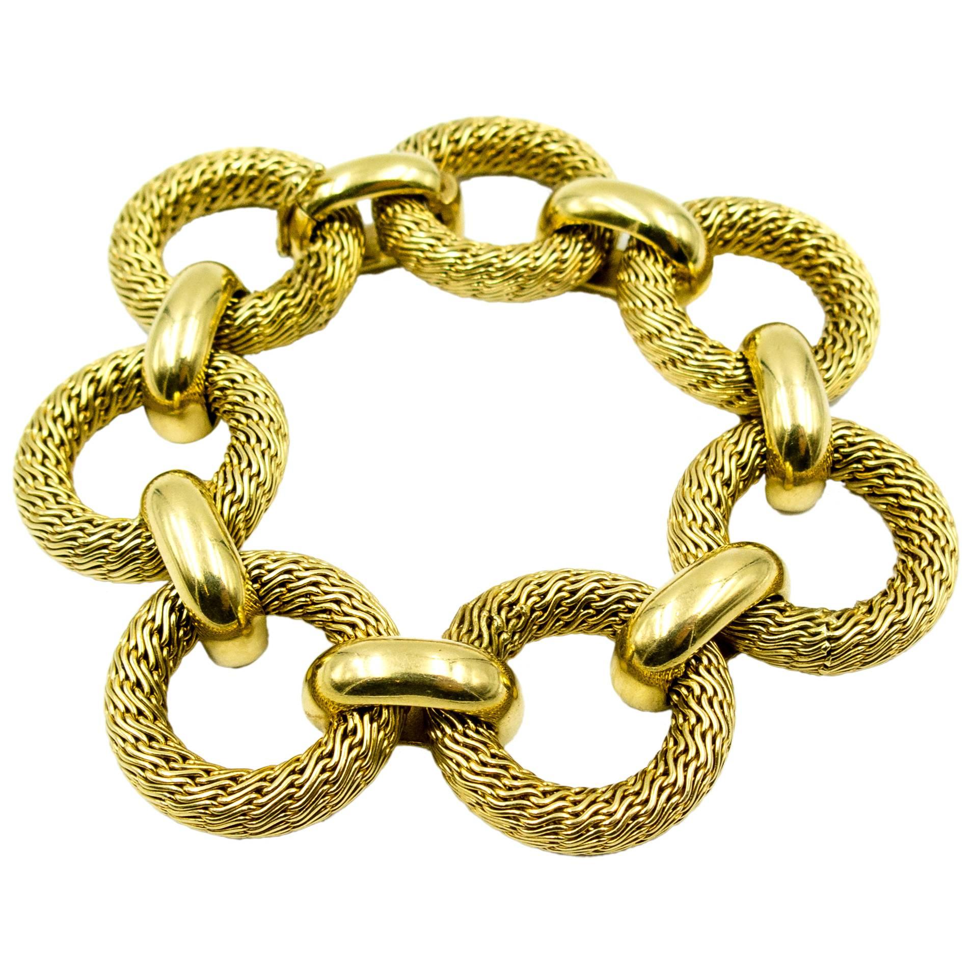 Chic and Impressive Gold Textured Link Bracelet