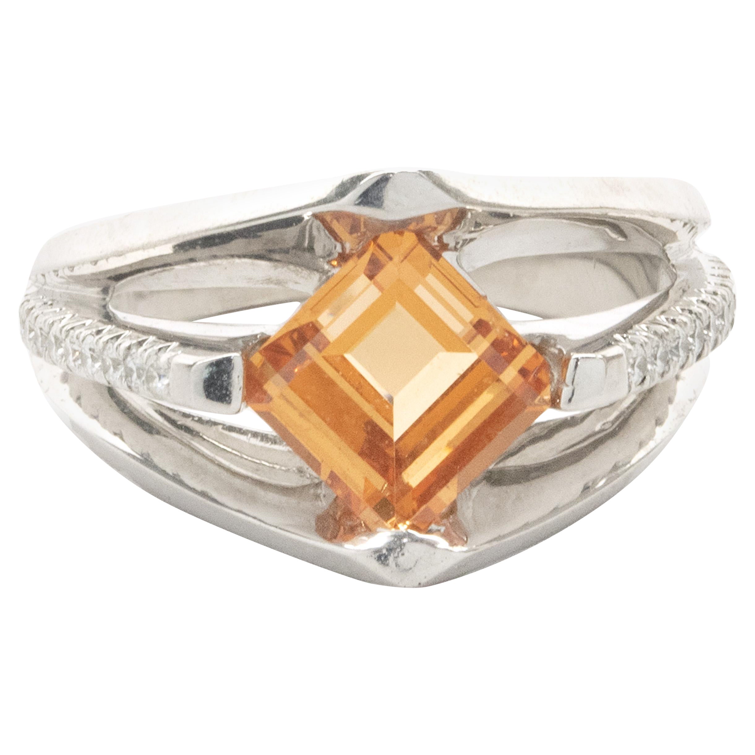18 Karat Weißgold Ring mit orangefarbenem Granat und Diamant im Angebot