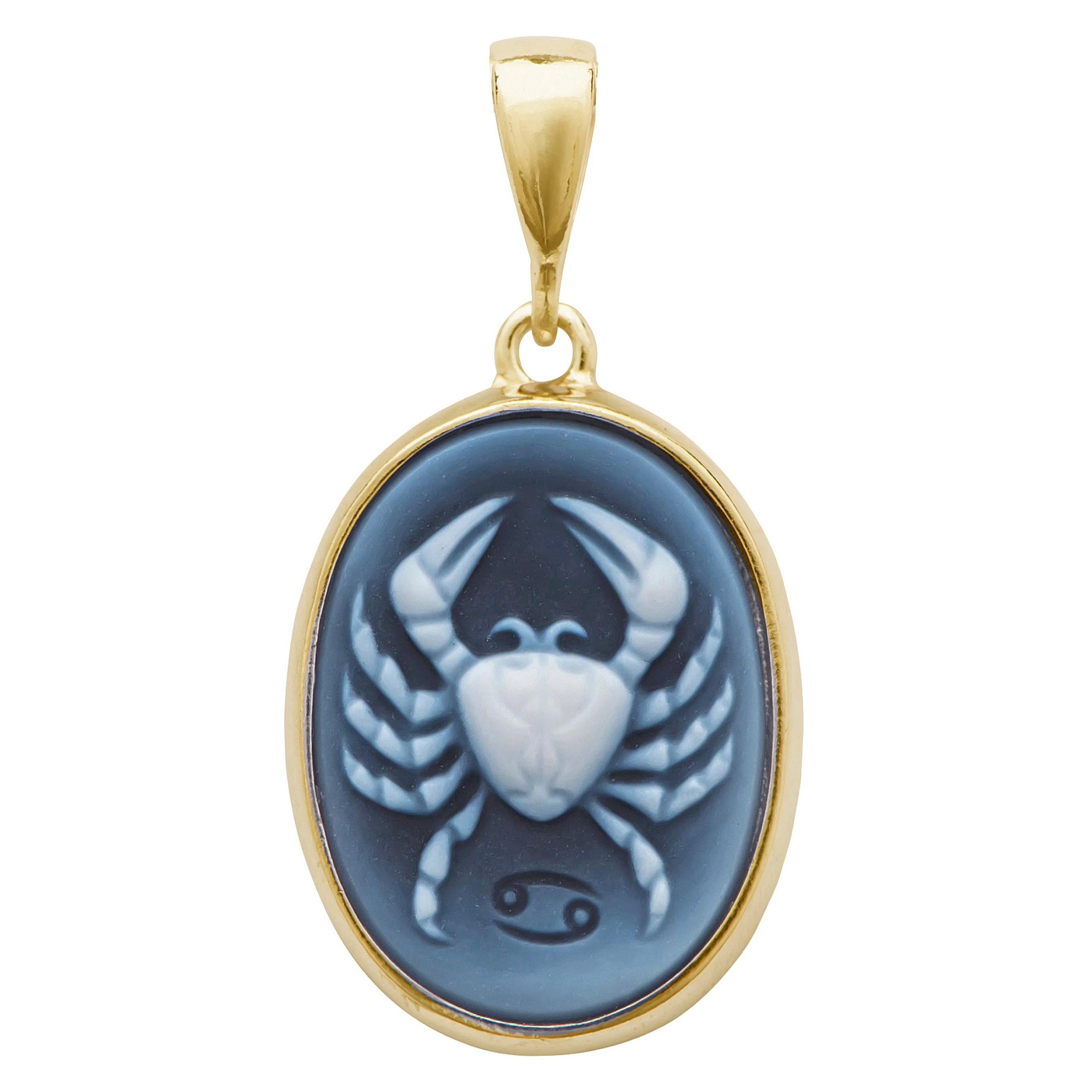 18 Karat Gold Hand-Carved Cancer Zodiac Agate Cameo Pendant Necklace For Sale