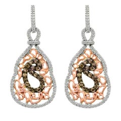 Boucles d'oreilles composées de diamants de couleur chocolat et vanille sertis dans de l'or bicolore 14K