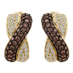 Boucles d'oreilles composées de diamants de couleur chocolat et de diamants de couleur vanille sertis dans de l'or jaune 14K.