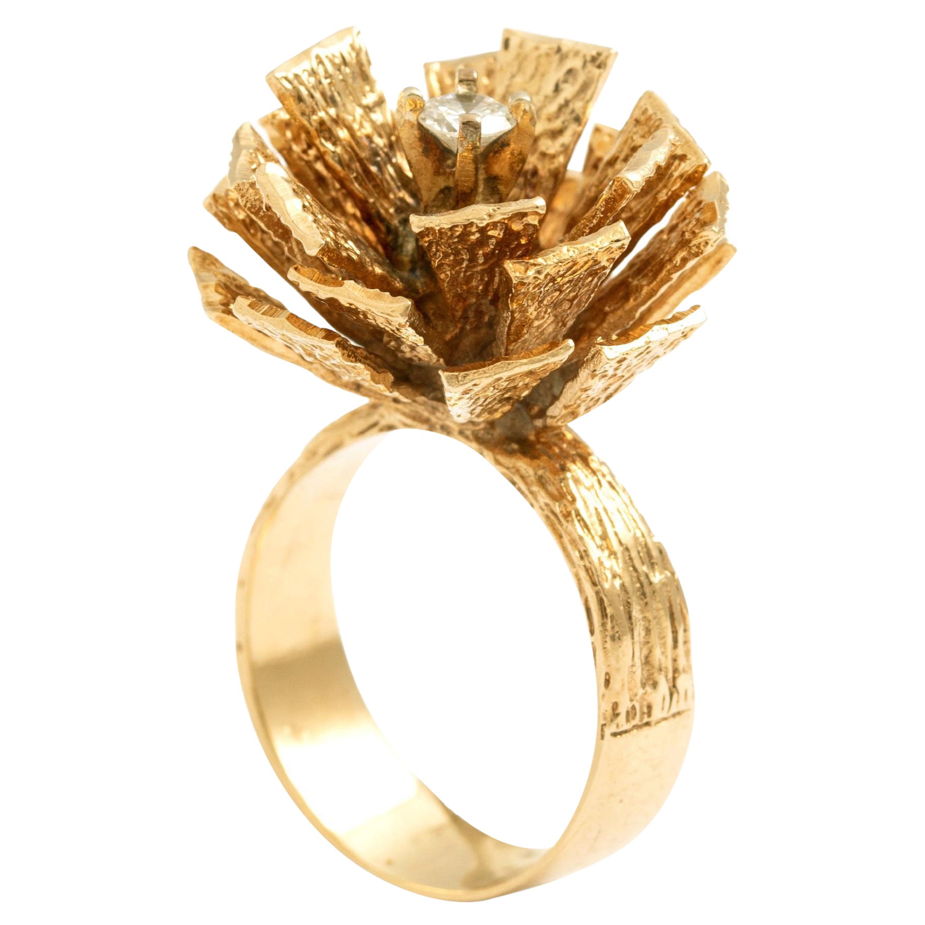 Gold Ring centered by a round cut diamond.
Dimensions: 
Stylized Flower design: 2.20 x 2.20 centimeters.
Total weight: 14.49 grams.