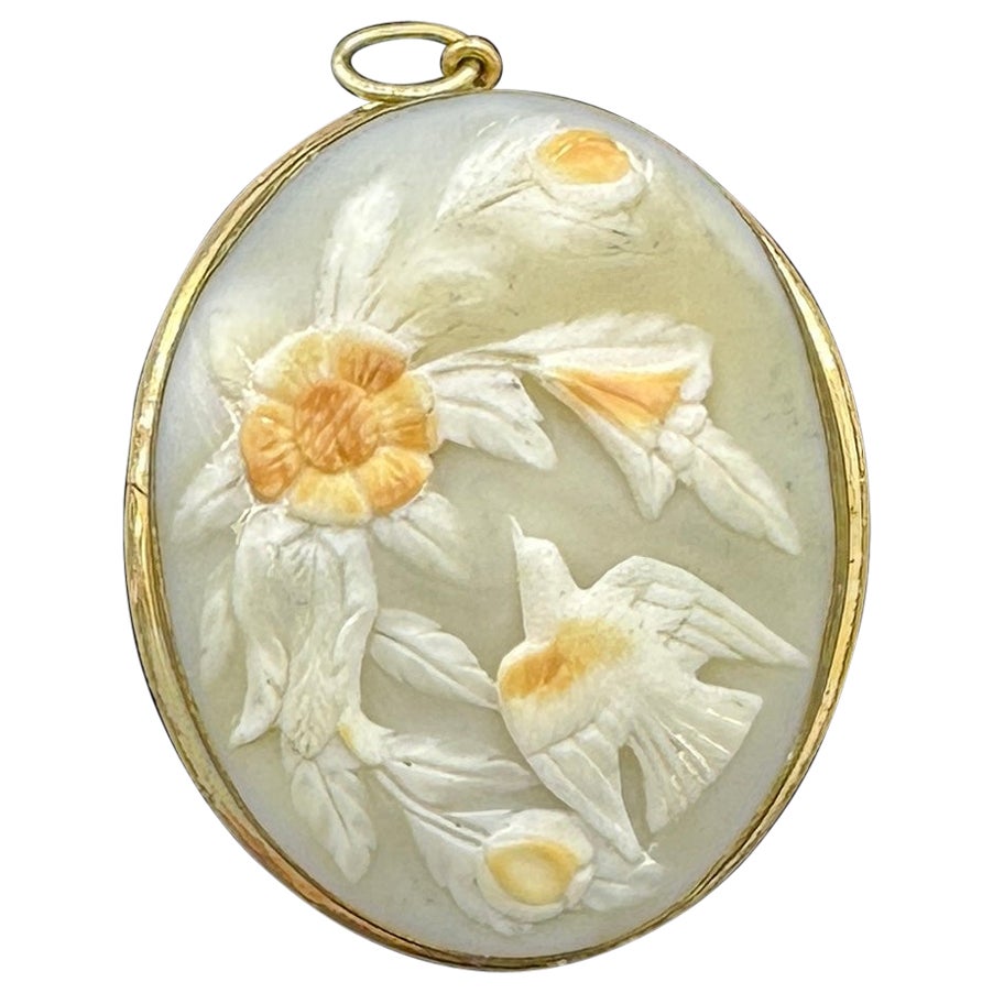 Rare collier pendentif camée de fleurs d'oiseaux colombes en or victorien en haut-relief en vente