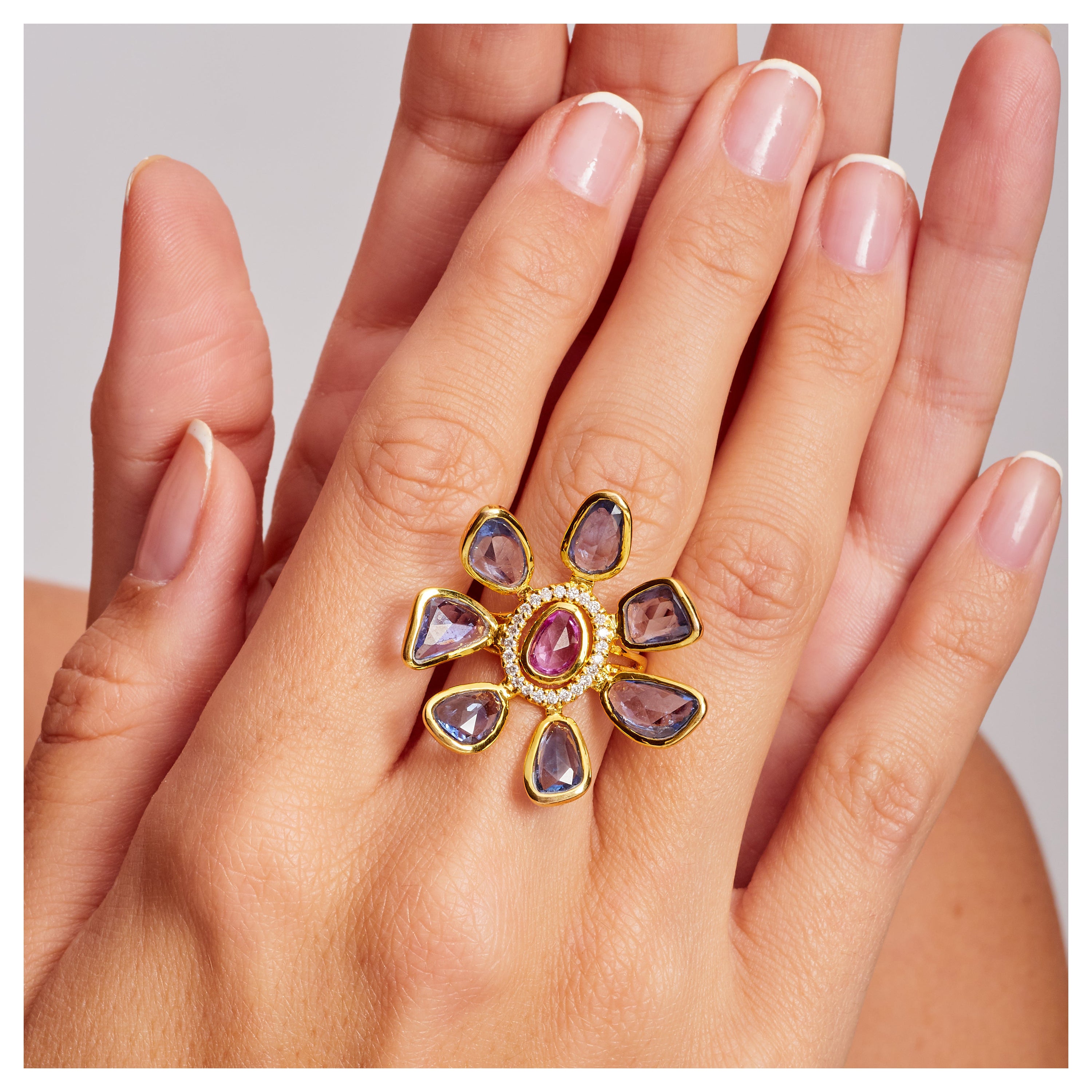 8,54 Karat Gesamtgewicht Saphir Diamant 18k Gelbgold Fashion Ring, Auf Lager.

Dieser Blumenring besteht aus 8,54 Karat blauen und rosafarbenen Saphiren im Rosenschliff und 0,32 Karat Diamanten im Nahbereich, SI1-G. Diese Saphire bilden zusammen die
