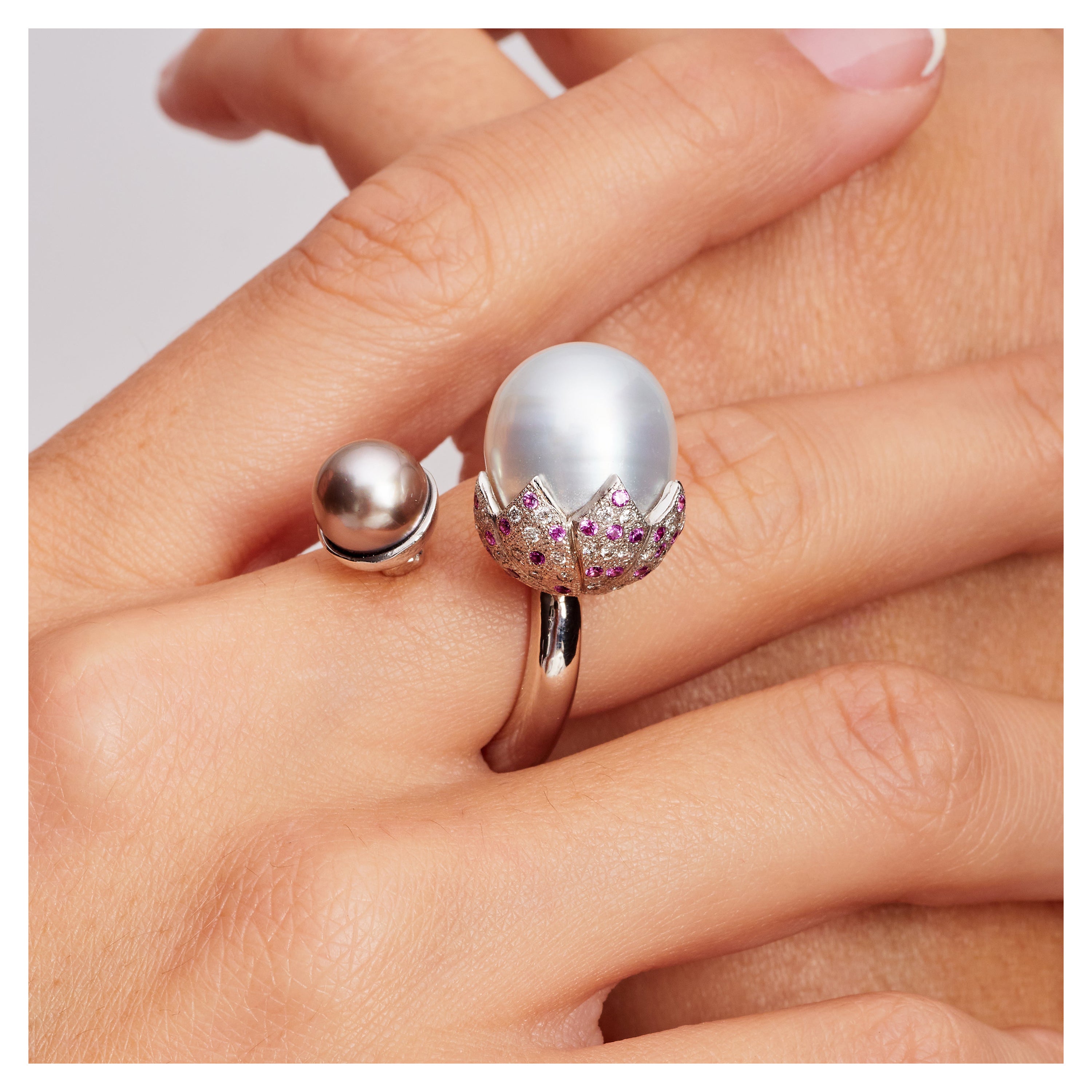 Bague cocktail perle de Tahiti perle des mers du sud diamant saphir rose, En stock.

Cette bague de cocktail a été créée à la main en or blanc 18 carats. Il comporte une perle de Tahiti de 8,5 millimètres et une perle des mers du Sud de 13,44