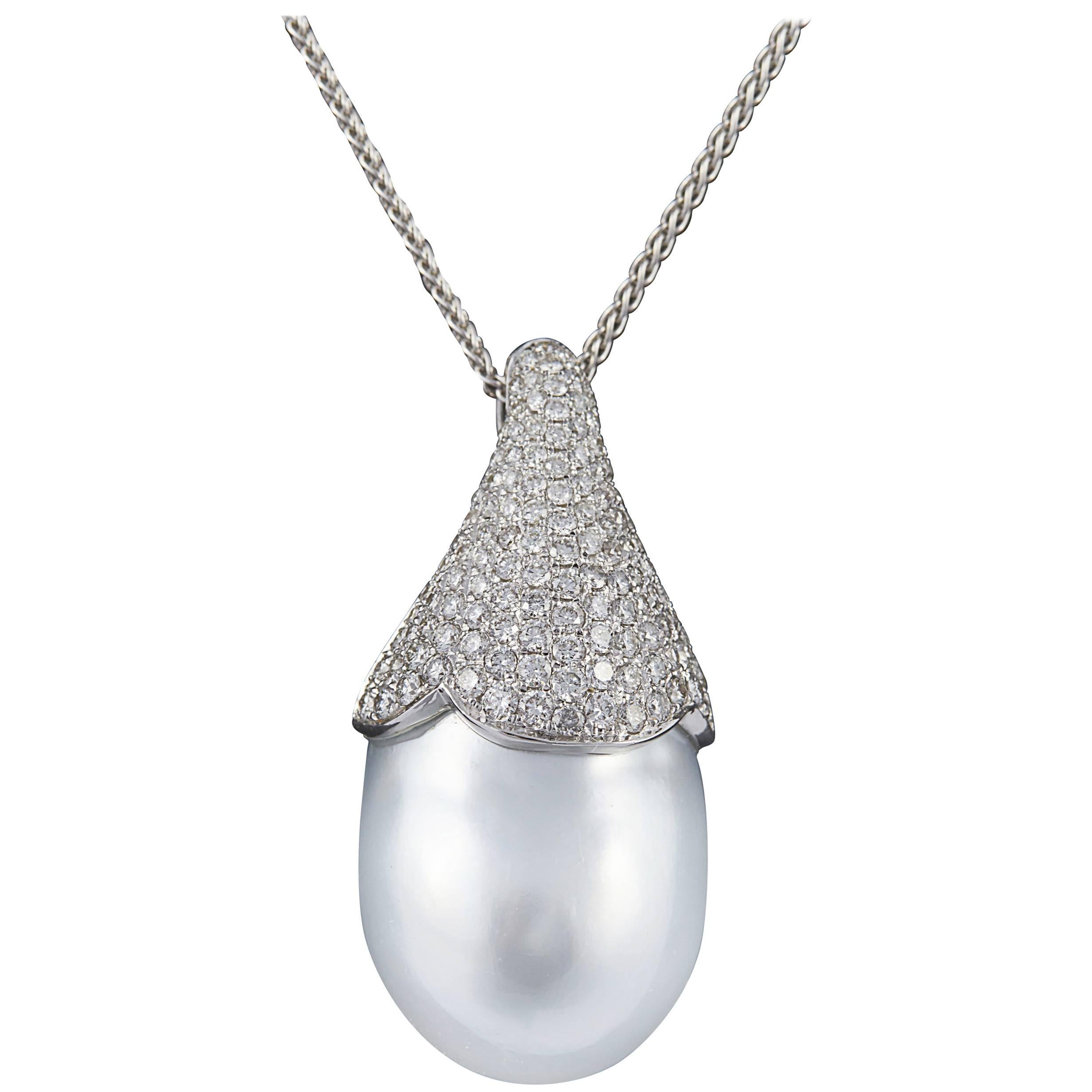 Pendentif baroque blanc des mers du Sud en argent avec perles et diamants en vente