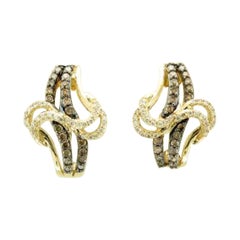 Boucles d'oreilles composées de diamants de couleur chocolat et de diamants de couleur vanille sertis dans de l'or jaune 14K.