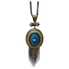 Pendentif médaillon ancien en forme de boîte en émail bleu et blanc et perles avec franges 