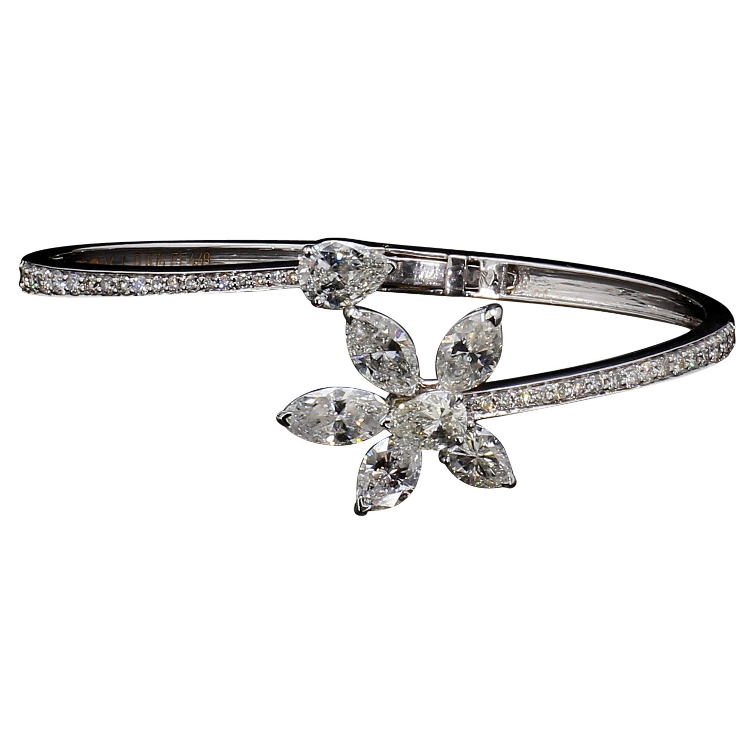 Bracelet jonc à fleurs en or blanc 14 carats avec diamants marquises et ronds de 5,22 carats en vente