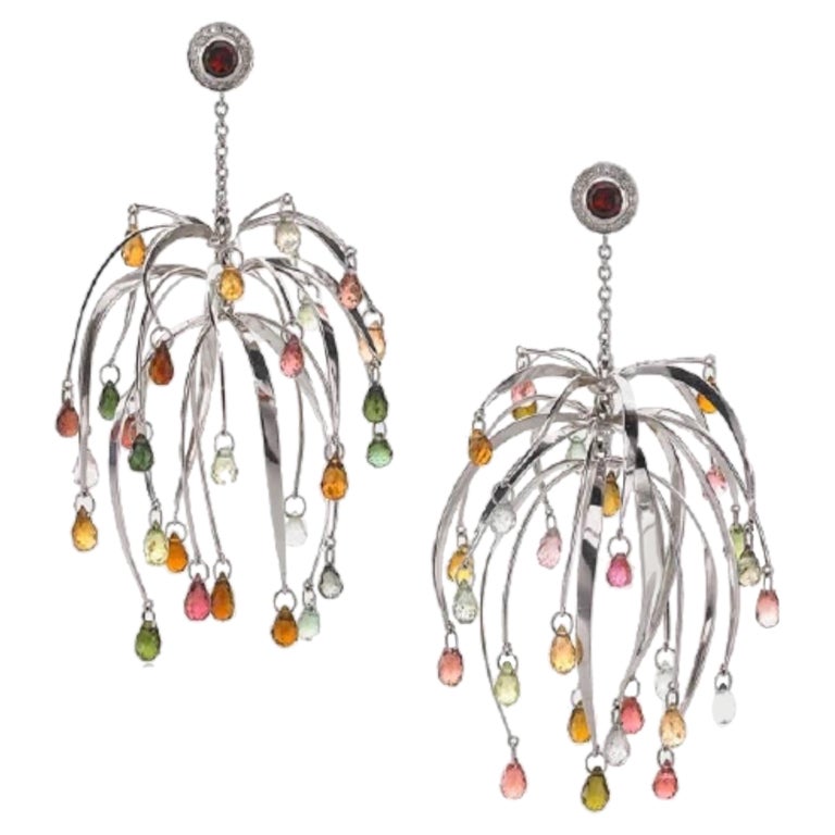 Boucles d'oreilles chandelier en or blanc avec tourmaline, grenat et diamant de 47 carats de poids total en vente